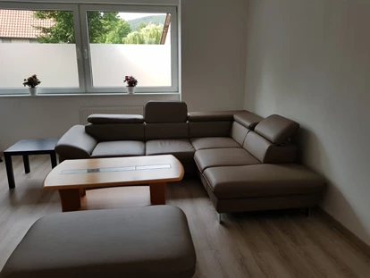 Monteurwohnung - Badezimmer: eigenes Bad - Deensen - Wohnzimmer mit Couch in der Monteurwohnung in Delligsen. - Monteurzimmer Delligsen