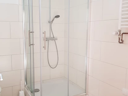 Monteurwohnung - Deensen - Badezimmer mit Dusche in der Monteurunterkunft in Delligsen. - Monteurzimmer Delligsen