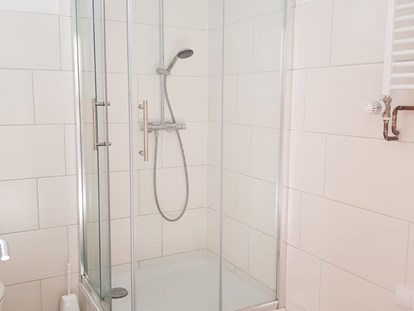 Monteurwohnung - Westfeld - Badezimmer mit Dusche in der Monteurunterkunft in Delligsen. - Monteurzimmer Delligsen