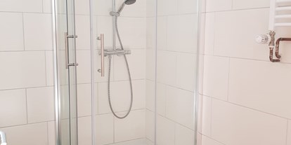 Monteurwohnung - TV - Delligsen - Badezimmer mit Dusche in der Monteurunterkunft in Delligsen. - Monteurzimmer Delligsen