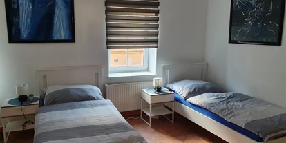 Monteurwohnung - Bettwäsche: Bettwäsche inklusive - Niederpuchheim - 3 Bettzimmer Whg 1 mit Einzelbetten - Monteurzimmer Hostel Akdemir