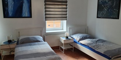 Monteurwohnung - Kühlschrank - Untermühlau - 3 Bettzimmer Whg 1 mit Einzelbetten - Monteurzimmer Hostel Akdemir