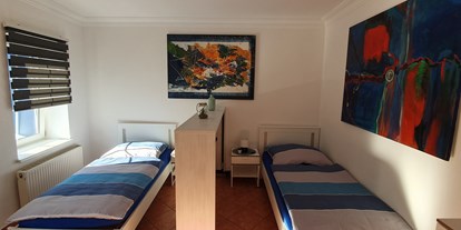 Monteurwohnung - Kühlschrank - Sankt Kollmann - 3 Bettzimmer Whg 1 Schlafzimmer - Monteurzimmer Hostel Akdemir