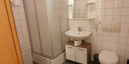 Monteurwohnung - Badezimmer: Gemeinschaftsbad - Rüstorf - 2tes Duschbad Whg 1 - Monteurzimmer Hostel Akdemir