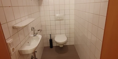 Monteurwohnung - Badezimmer: Gemeinschaftsbad - Grünbach (Ottnang am Hausruck) - WC Whg 1 - Monteurzimmer Hostel Akdemir