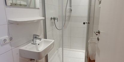 Monteurwohnung - Badezimmer: Gemeinschaftsbad - Oberösterreich - Duschbad 1 Whg 1 - Monteurzimmer Hostel Akdemir