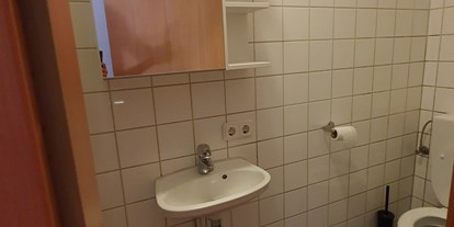 Monteurwohnung - Küche: Gemeinschaftsküche - PLZ 4861 (Österreich) - Duschbad Monteurwohnung 2 - Monteurzimmer Hostel Akdemir