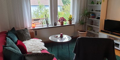 Monteurwohnung - Einzelbetten - Hausen bei Würzburg - Wohnzimmer mit Ausziehcouch - Unser Obervolkacher Ferienhaus - die Ferienwohnung