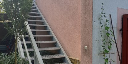 Monteurwohnung - Einzelbetten - Hausen bei Würzburg - Aussentreppe zum Eingang der Wohnung - Unser Obervolkacher Ferienhaus - die Ferienwohnung