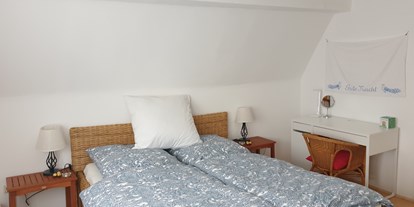 Monteurwohnung - Kühlschrank - Castell - Bett 160x200cm - Unser Obervolkacher Ferienhaus - die Ferienwohnung