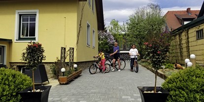 Monteurwohnung - Parkplatz: eigener Parkplatz vorhanden - Gastern - Außenansicht - Ferienwohnung Gundacker