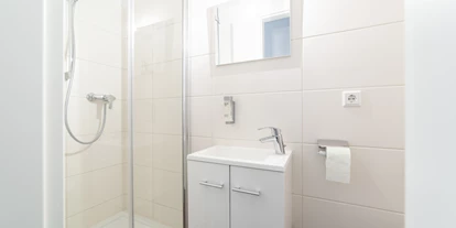 Monteurwohnung - Kühlschrank - Krummensee - eigenes Bad mit Dusche - Monteurzimmer Berlin Pankow - Nur 10 min. von der A10 - 3 Zimmer/ 7 Betten