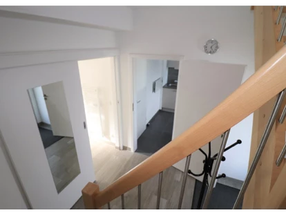 Monteurwohnung - Zimmertyp: Doppelzimmer - Bad Urach - Treppenhaus ins 1.OG - DONAU HOME - Münsingen