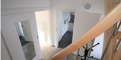 Monteurwohnung - Badezimmer: eigenes Bad - Treppenhaus ins 1.OG - DONAU HOME - Münsingen
