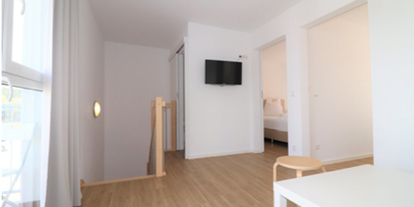 Monteurwohnung - Art der Unterkunft: Gästehaus - Wohnbereich im 1.OG mit Zugang zu 2 weiteren Schlafzimmern - DONAU HOME - Münsingen
