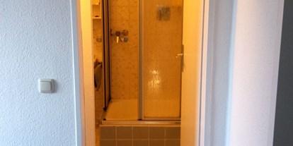 Monteurwohnung - Kühlschrank - PLZ 60529 (Deutschland) - Bad mit Dusche und WC - MESSE-, FERIEN- UND MONTEURWOHNUNG IN EPPSTEIN