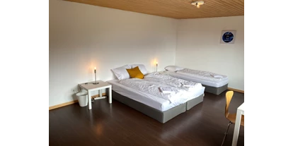 Monteurwohnung - Kühlschrank - Glarus-Stadt - Zimmer mit mehreren Betten - Zimmer mit Gemeinschaftsbad und Küche