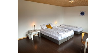 Monteurwohnung - Kühlschrank - Gommiswald - Zimmer mit mehreren Betten - Zimmer mit Gemeinschaftsbad und Küche