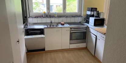 Monteurwohnung - Küche: eigene Küche - Glarus-Stadt - Küche - Zimmer mit Gemeinschaftsbad und Küche