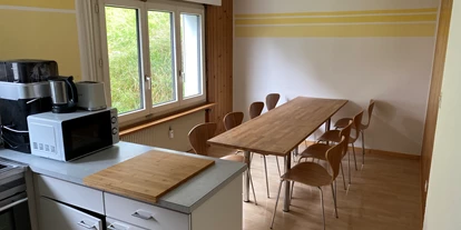 Monteurwohnung - Kühlschrank - PLZ 9657 (Schweiz) - Küche der Monteurwohnung mit Essbereich - Zimmer mit Gemeinschaftsbad und Küche