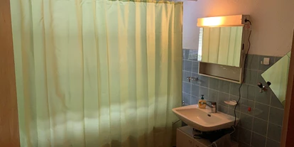 Monteurwohnung - Bettwäsche: Bettwäsche gegen Gebühr - Rufi - Bad - Zimmer mit Gemeinschaftsbad und Küche