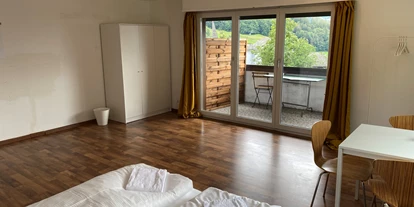 Monteurwohnung - Kühlschrank - PLZ 9657 (Schweiz) - Zimmer mit Balkon - Zimmer mit Gemeinschaftsbad und Küche