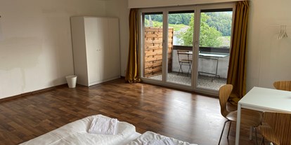 Monteurwohnung - Kühlschrank - PLZ 8862 (Schweiz) - Zimmer mit Balkon - Zimmer mit Gemeinschaftsbad und Küche