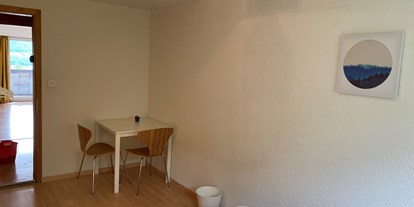 Monteurwohnung - Krummenau (Nesslau) - Sitzecke der Monteurunterkunft - Zimmer mit Gemeinschaftsbad und Küche