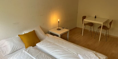 Monteurwohnung - Küche: Küchenmitbenutzung - Glarus-Stadt - Zimmer mit Gemeinschaftsbad und Küche - Zimmer mit Gemeinschaftsbad und Küche