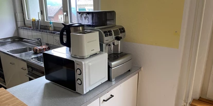 Monteurwohnung - Kühlschrank - PLZ 8750 (Schweiz) - Küche mit Kaffeemaschine und Mikrowelle - Zimmer mit Gemeinschaftsbad und Küche