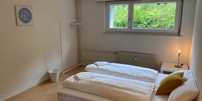 Monteurwohnung - Kühlschrank - Glarus-Stadt - Monteurzimmer mit Bettwäsche - Zimmer mit Gemeinschaftsbad und Küche