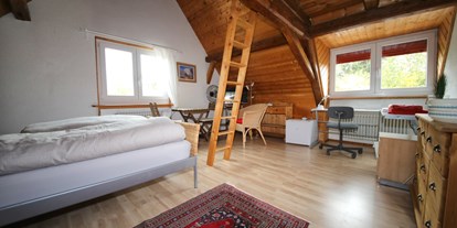 Monteurwohnung - Badezimmer: Gemeinschaftsbad - Salenstein - Wohnbereich rustikales Zimmer in Altnau - Rustikales Zimmer
