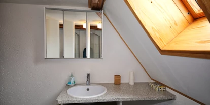 Monteurwohnung - Kühlschrank - Götighofen - Waschbecken und Spiegel - Rustikales Zimmer