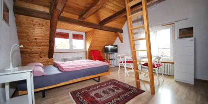 Monteurwohnung - Bettwäsche: Bettwäsche inklusive - PLZ 8583 (Schweiz) - Schlafzimmer - Rustikales Zimmer