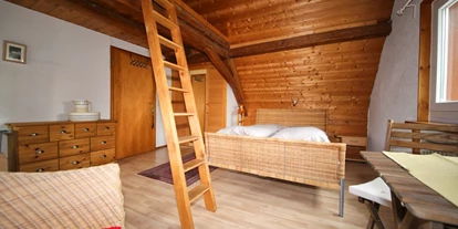 Monteurwohnung - Kühlschrank - Götighofen - Bett / Gästezimmer für Monteure - Rustikales Zimmer