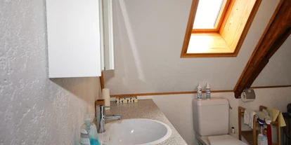 Monteurwohnung - Bettwäsche: Bettwäsche inklusive - Götighofen - Voll ausgestattetes Badezimmer - Rustikales Zimmer