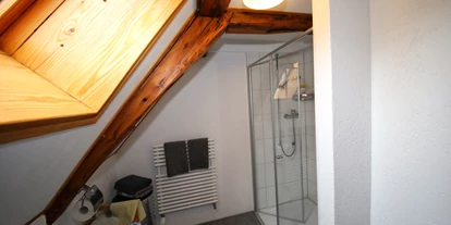 Monteurwohnung - Art der Unterkunft: Gästezimmer - PLZ 8583 (Schweiz) - Bad mit Dusche und WC - Rustikales Zimmer