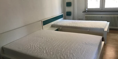 Monteurwohnung - Küche: eigene Küche - PLZ 52351 (Deutschland) - Schlafzimmer mit einem Doppelbett und einem Bett  - Ruhige Wohnung mit separatem Eingang 