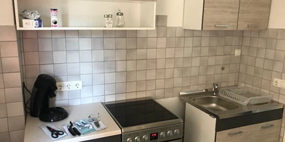 Monteurwohnung - Kühlschrank - PLZ 52351 (Deutschland) - Kleine Küche mit Backofen und Mikrowelle  - Ruhige Wohnung mit separatem Eingang 