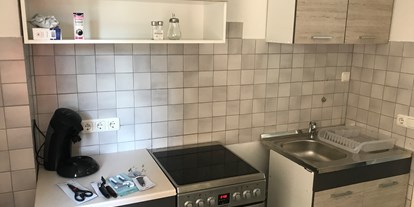 Monteurwohnung - WLAN - Hürtgenwald - Kleine Küche mit Backofen und Mikrowelle  - Ruhige Wohnung mit separatem Eingang 