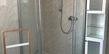 Monteurwohnung - Kühlschrank - PLZ 52351 (Deutschland) - Dusche der Monteurunterkunft - Ruhige Wohnung mit separatem Eingang 