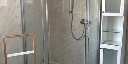 Monteurwohnung - Badezimmer: eigenes Bad - PLZ 52349 (Deutschland) - Dusche der Monteurunterkunft - Ruhige Wohnung mit separatem Eingang 