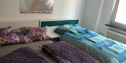 Monteurwohnung - Bettwäsche: Bettwäsche inklusive - PLZ 52223 (Deutschland) - Schlafzimmer der Monteurwohnung - Ruhige Wohnung mit separatem Eingang 