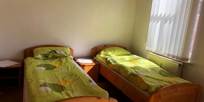 Monteurwohnung - Bettwäsche: Bettwäsche inklusive - Wetterzeube - Mehrbettzimmer der Monteurunterkunft - Monteurwohnung