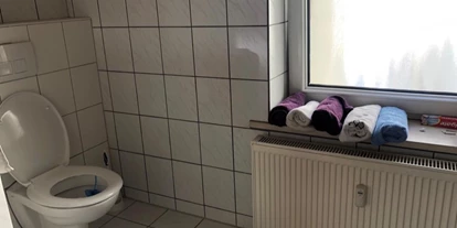 Monteurwohnung - Hund erlaubt - Droyßig - WC und Handtücher der Monteurzimmer - Monteurwohnung