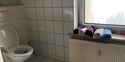 Monteurwohnung - Art der Unterkunft: Ferienwohnung - Droßdorf - WC und Handtücher der Monteurzimmer - Monteurwohnung