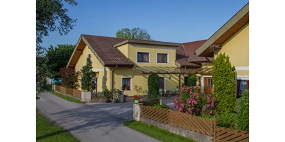 Monteurwohnung - Kühlschrank - Gottsdorf - Fordere Ansicht vom Haus - Privatzimmer & Ferienwohnungen Leeb