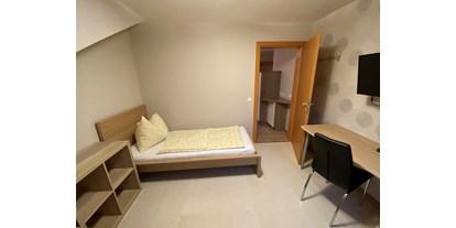 Monteurwohnung - Zimmertyp: Doppelzimmer - Sinhof - Ferienwohnung Winter Einbettzimmer und Sofa - Privatzimmer & Ferienwohnungen Leeb