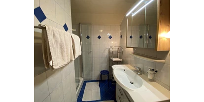 Monteurwohnung - Badezimmer: Gemeinschaftsbad - Rote Säge - Ferienwohnung Winter Dusche - Privatzimmer & Ferienwohnungen Leeb