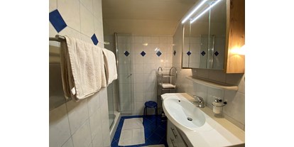 Monteurwohnung - Zimmertyp: Mehrbettzimmer - Schießer - Ferienwohnung Winter Dusche - Privatzimmer & Ferienwohnungen Leeb